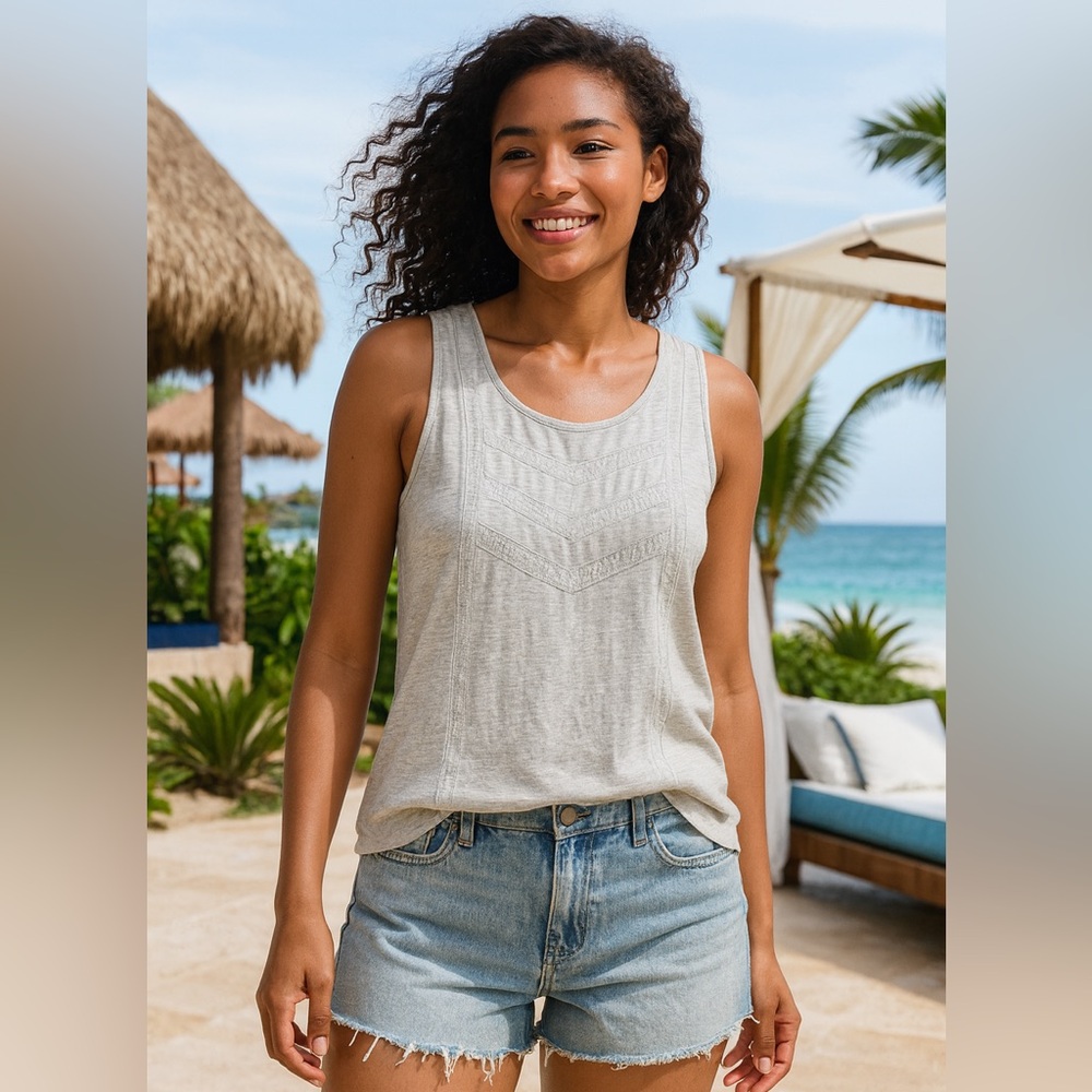 Old Navy tank with keyhole closure in back. Heather grey, sz M